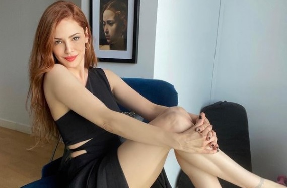 Mine Tugay mini deri elbisesiyle kumsalda şov yaptı