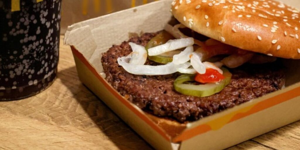 Dev burger zincirinde koli basili çıktı