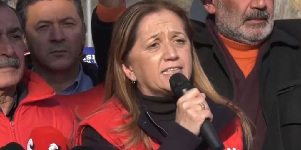 DİSK’ten Bakanlık önünde asgari ücret açıklaması