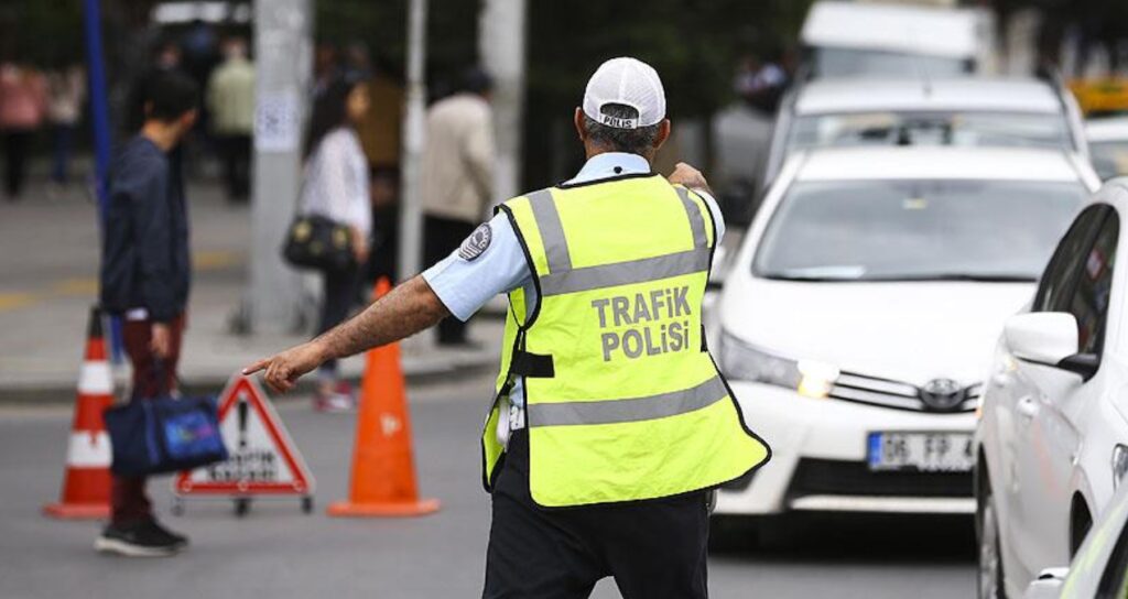 Arabasıyla sokakta bunu yapan yandı: Cezası 65 bin lira