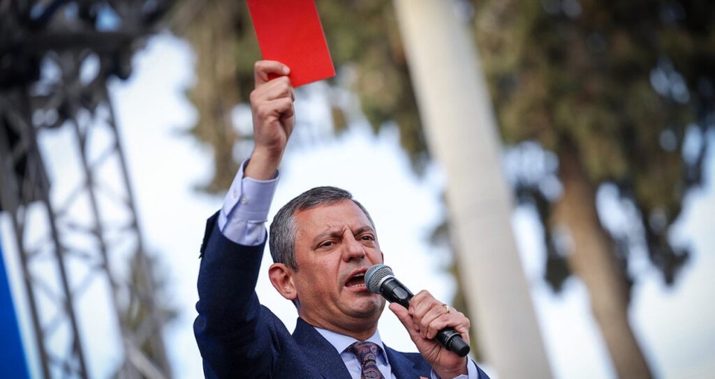 CHP lideri Özgür Özel kırmızı karta sahip çıktı