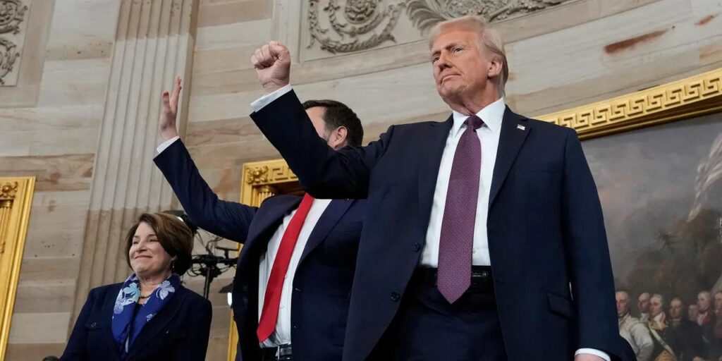 Trump bir siyahiyi öldüren 2 eski polis memurunu “tam ve koşulsuz” affetti