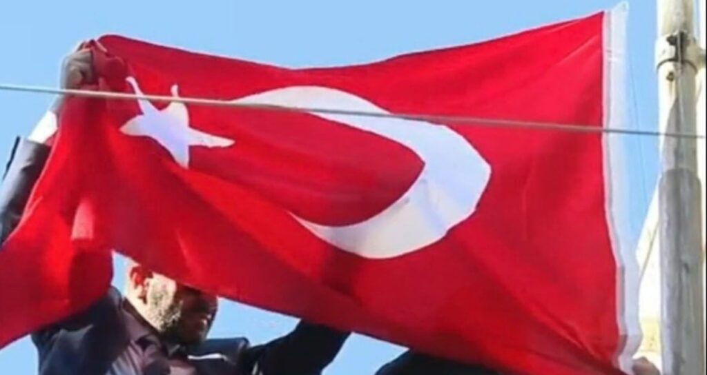 Türkiye Halep konsolosluğunda bayrak göndere çekildi