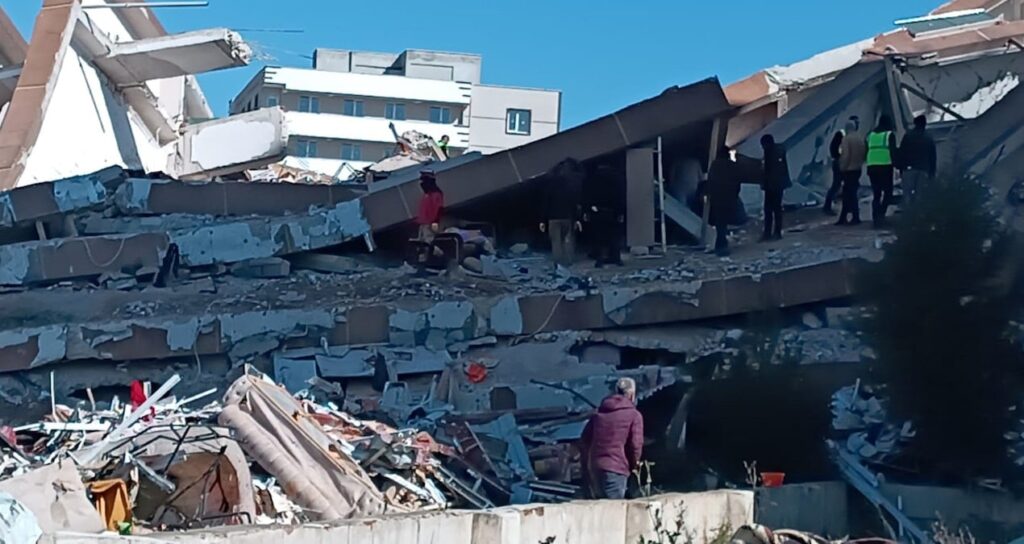 6 Şubat depremlerinin ikinci yılında 3 sanık için yakalama kararu