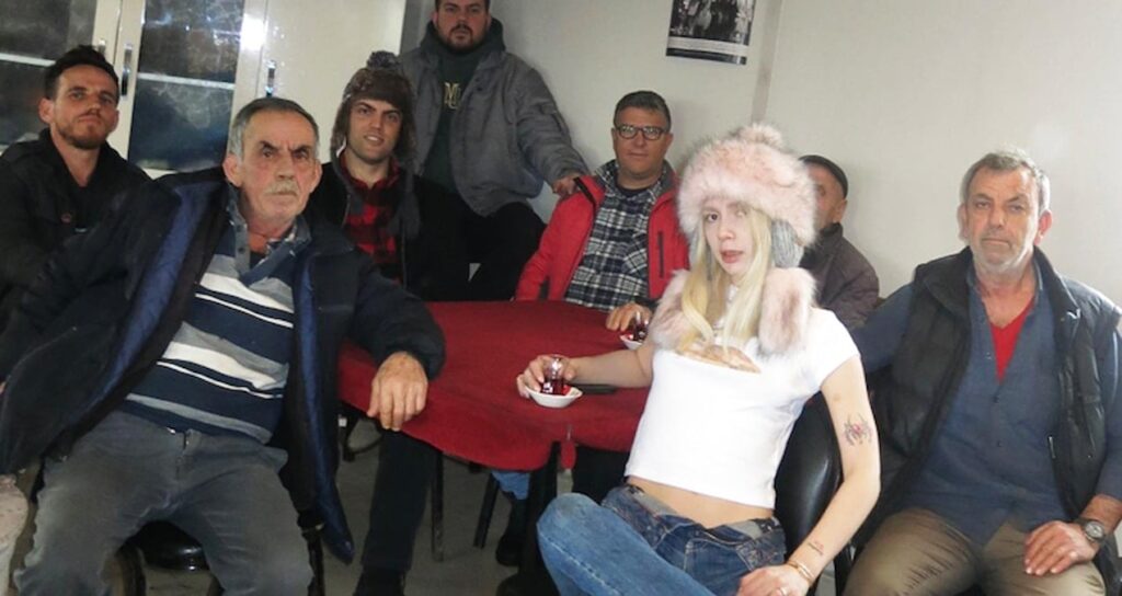 Amcalarla verdiği pozlar olay oldu