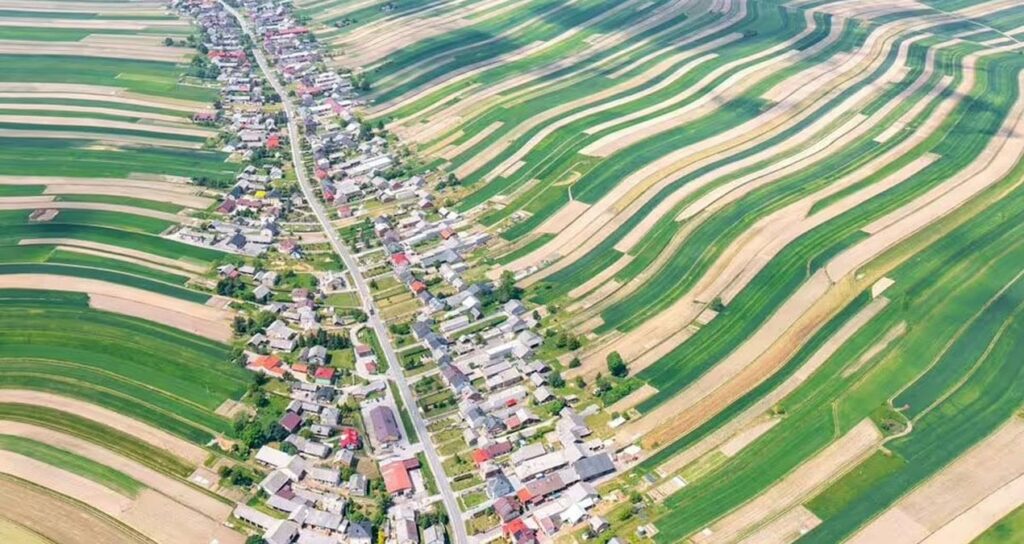 Eşi benzeri bulunmayan köy turist akınına uğruyor