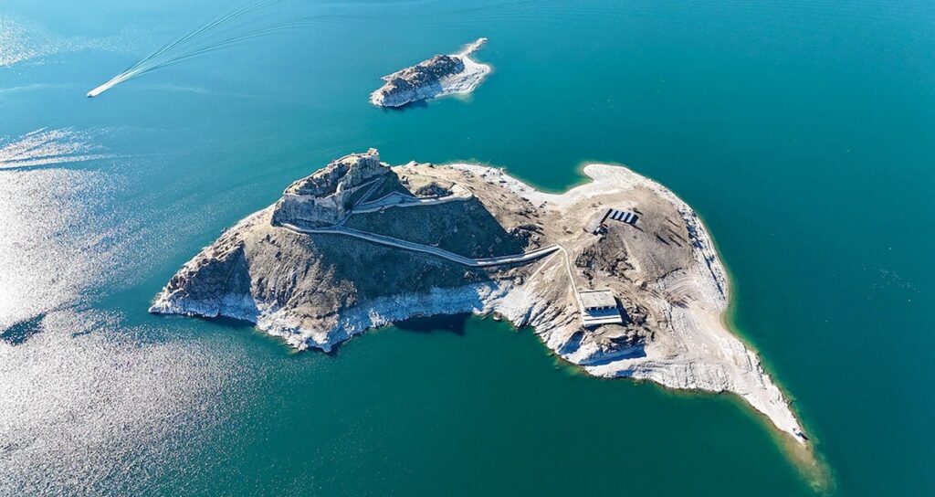 Görüntü Türkiye’den… Sular çekilince ortaya ‘Nizamiye’ çıktı