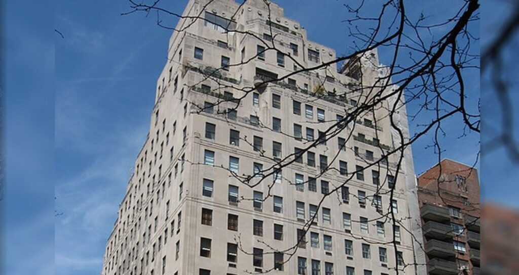 Milyarderler bir bir 95 yıllık bu binadan ev satın alıyor