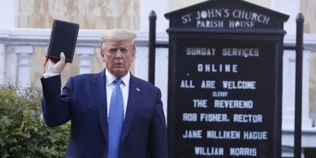 Trump Hristiyanlık karşıtlarıyla mücadele için kararname imzaladı