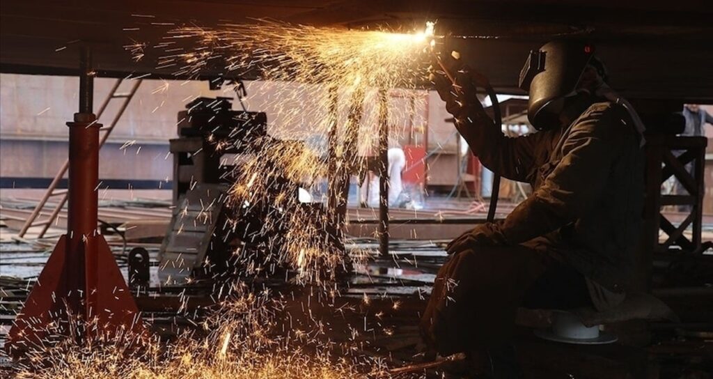 Üretimde tehlike çanları: Sanayi çarkları yavaşlıyor