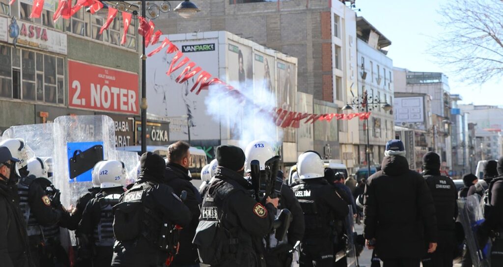 Van’daki kayyum protestosuna polis müdahalesi