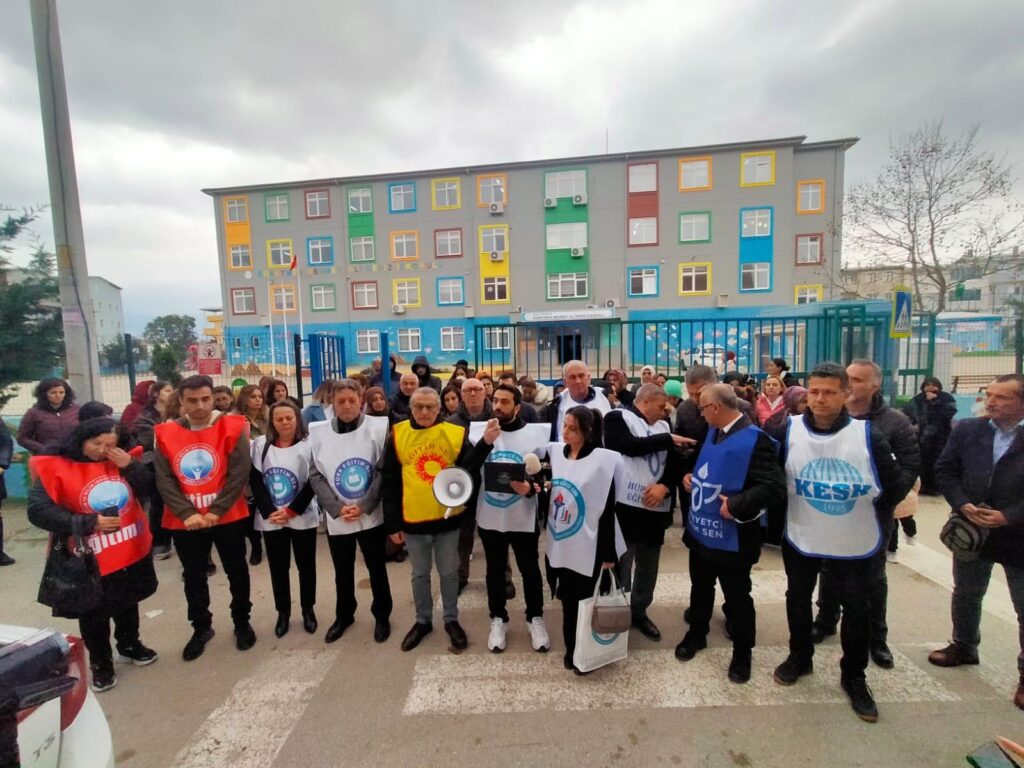 Bursa’da ilkokulda çalışan yardımcı personelin darpedilmesi protesto edildi