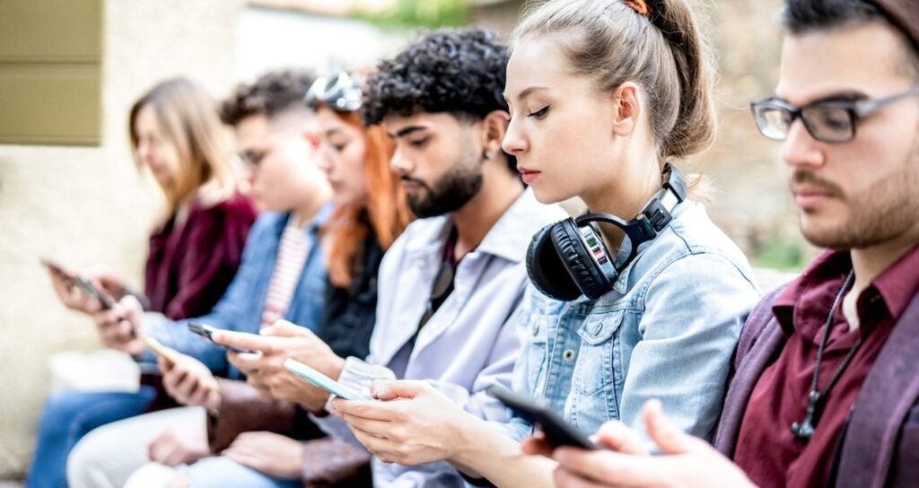 Bir ülke daha okullarda akıllı telefon kullanımını yasakladı