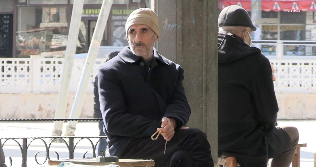 Emekliler 1 maaş bayram ikramiyesi istiyor