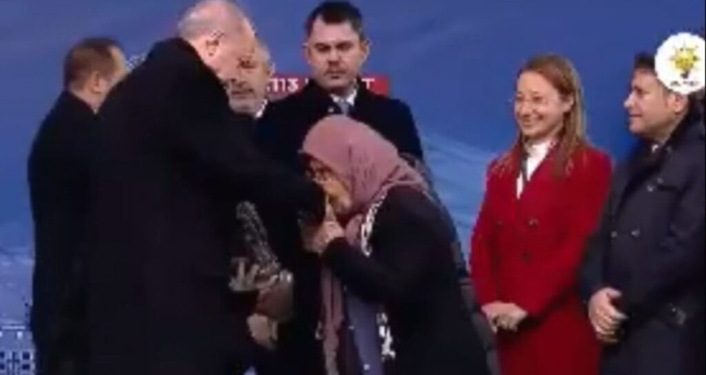 Erdoğan, depremzede yaşlı kadına da el öptürmüş!