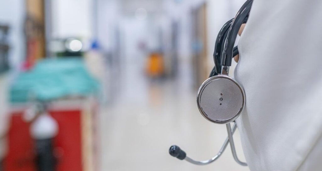 Hekimler kendi günlerinde iş bırakıyor