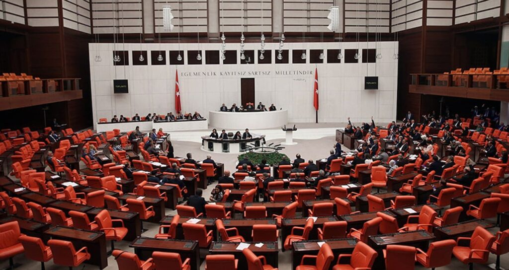 Kararsızlar parti kursa iktidar oluyor!