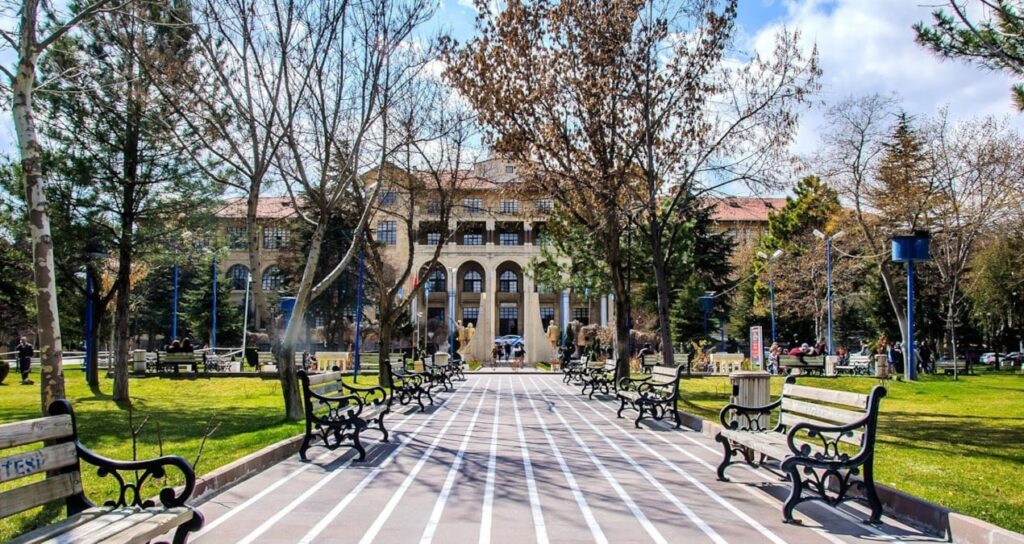 Üniversitede skandal yasak