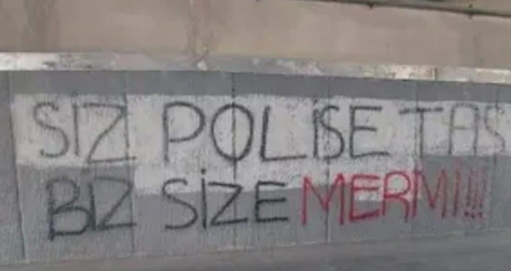 Üniversitelerde tehlikeli tırmanışın ilk işareti duvarlarda