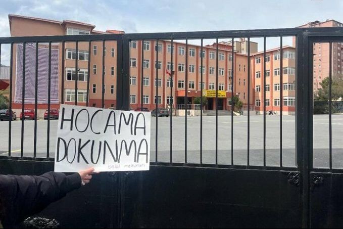 Öğretmenlerine destek olan öğrencilerin velilerine idare baskısı