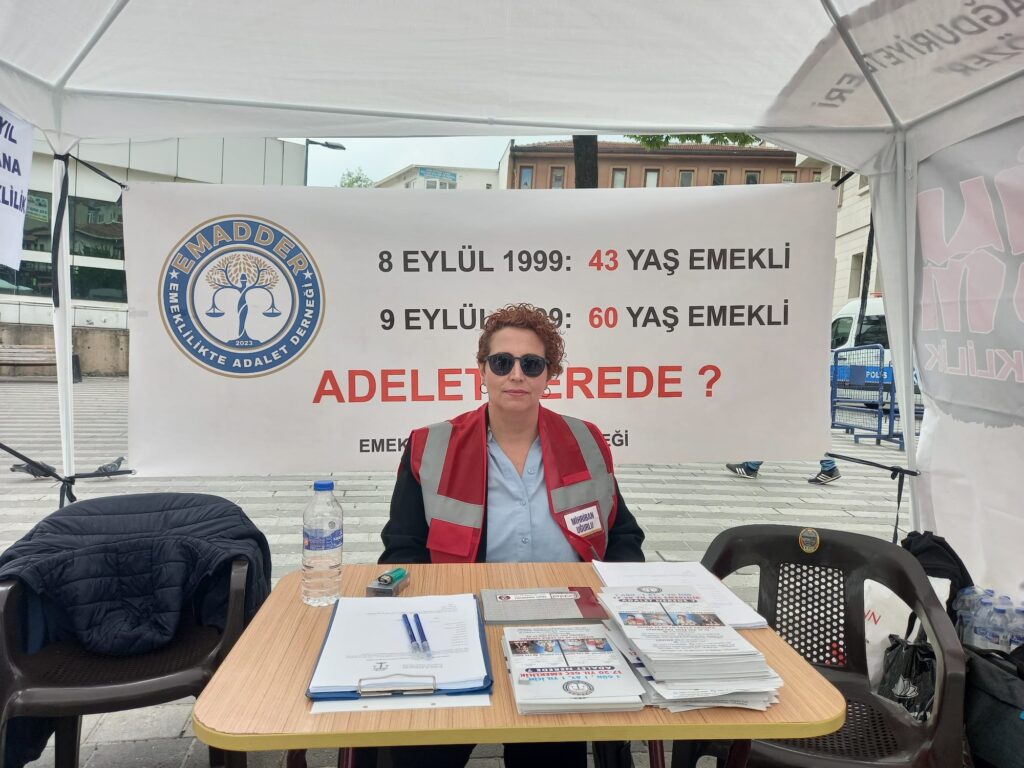 Emeklilikte Adalet Derneği ‘adil kademeli emeklilik’ talebiyle Şehreküstü Meydanı’nda Toplandı