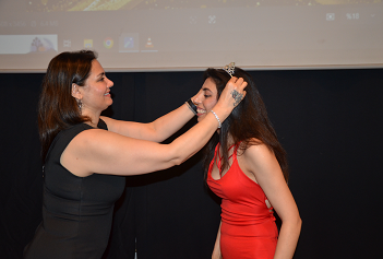 MERHAMETİN TAÇLANDIĞI AN: MERYEM ÇEKEN’E “YILIN YARDIMSEVERİ” ÖDÜLÜ