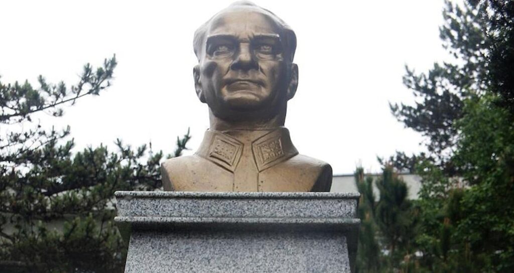 Atatürk büstünü çaldığı iddia edilen şüpheli tutuklandı