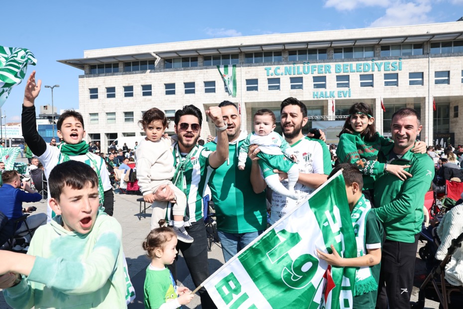 Bursaspor’un şampiyonluk maçı Halk Evi önünde dev ekranda izlendi