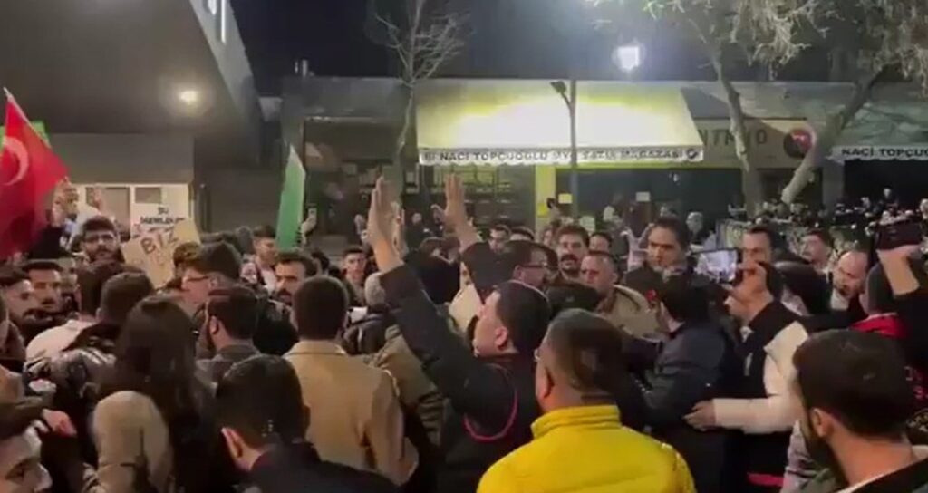 CHP’nin 30 yıl sonra kazandığı yerde belediye başkanı partiden istifa etti, halk sokaklara döküldü