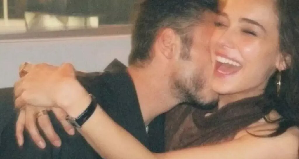 Doğum gününde aşk pozuna beğeni yağdı