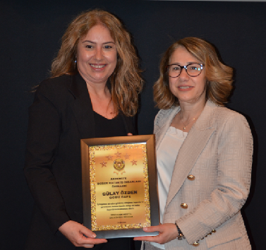 GOBU CAFE’NİN GÜLER YÜZÜ GÜLAY ÖZDEN’E ANLAMLI ÖDÜL