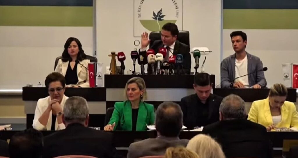 Kendisini eleştiren AKP’li meclis üyesine din dersi gibi yanıt