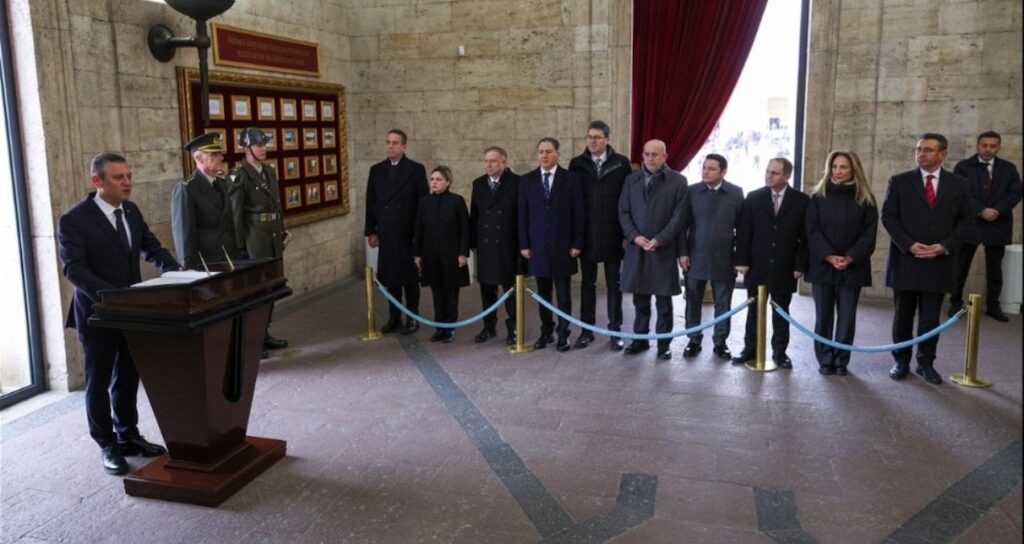 Özgür Özel Anıtkabir’i ziyaret etti