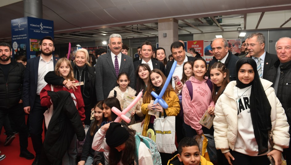 Şair ve yazar Nevzat Çelik okurlarıyla Osmangazi standında buluştu