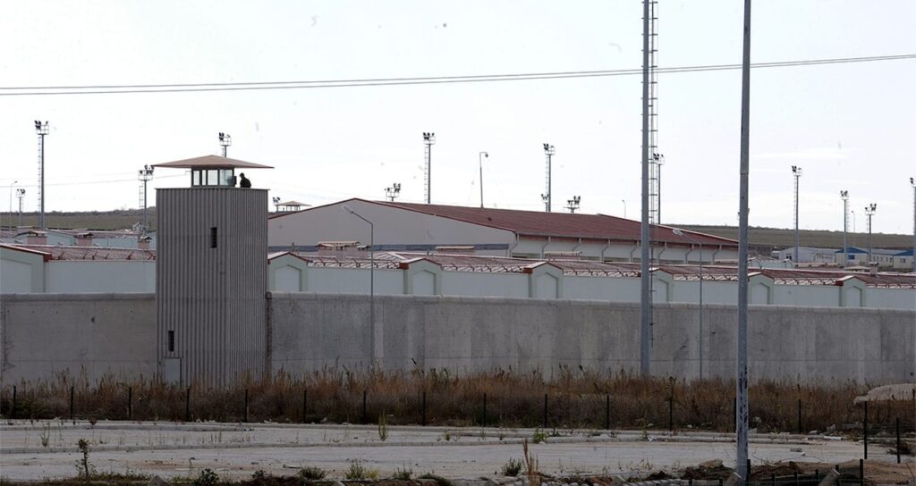 Tutuklu öğrencilerin ders notları cezaevine takıldı