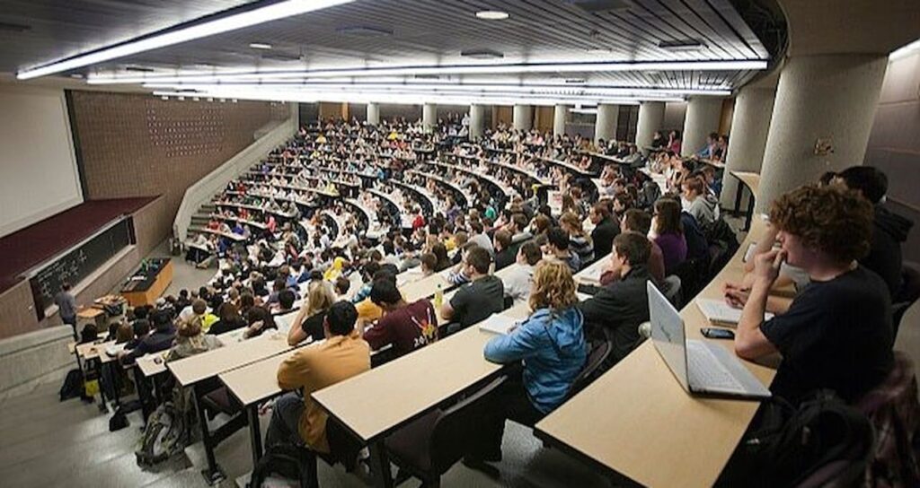 Ücretlerine yüzde 100 zam yapan üniversiteye şok!