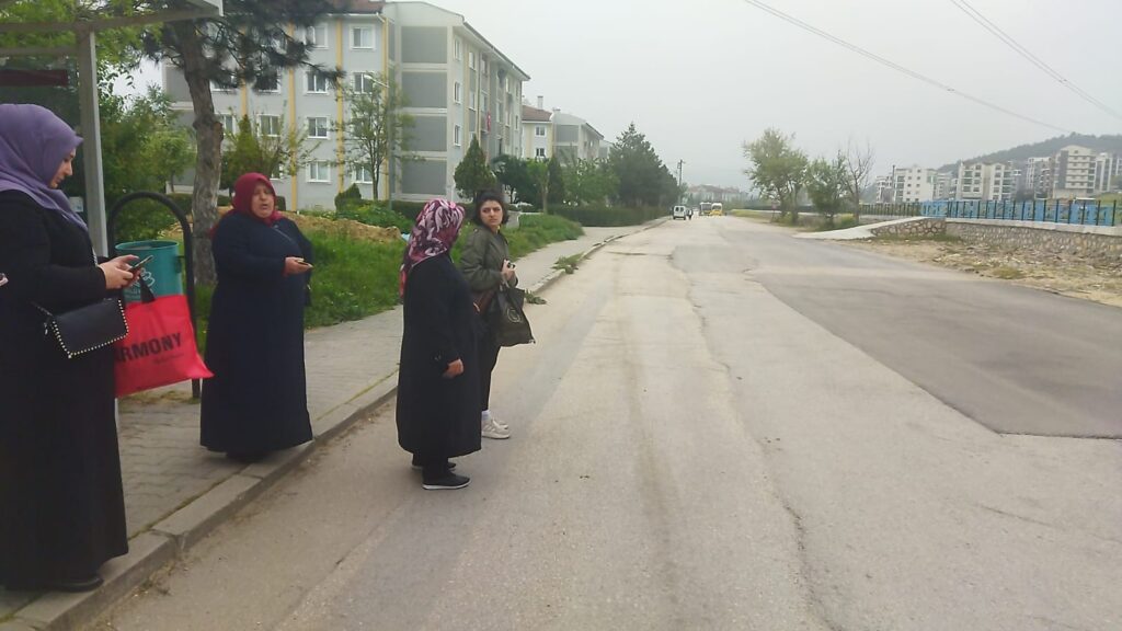 Şehrin göbeğindeki mahallede ulaşım krizi Başkan Bozbey, ‘duy’ sesimizi