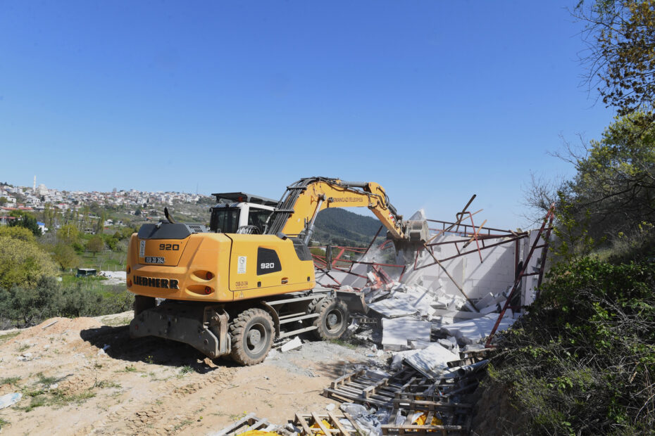 25 kaçak yapı yıkıldı