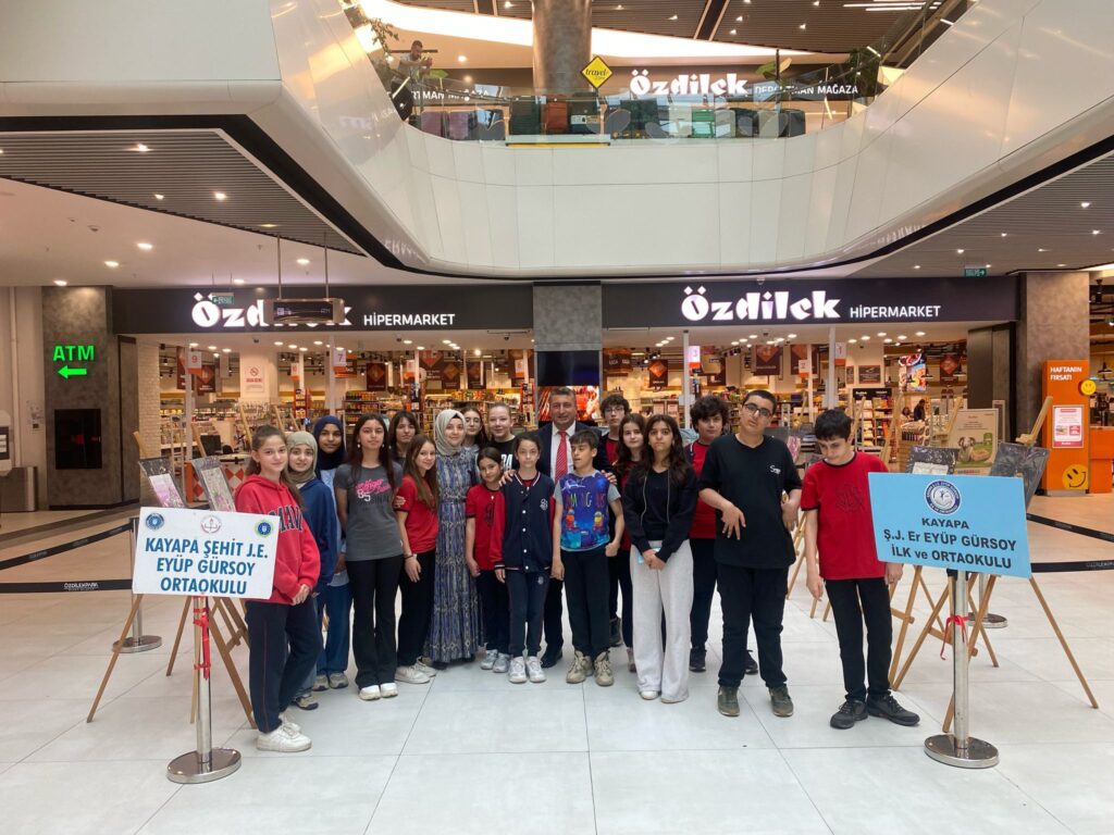 Kayapa Şehit Jandarma Er Eyüp Gürsoy Ortaokulu’ndan Sanata Açılan Kapı: Görsel Sanatlar Sergisi Özdilek AVM’de!