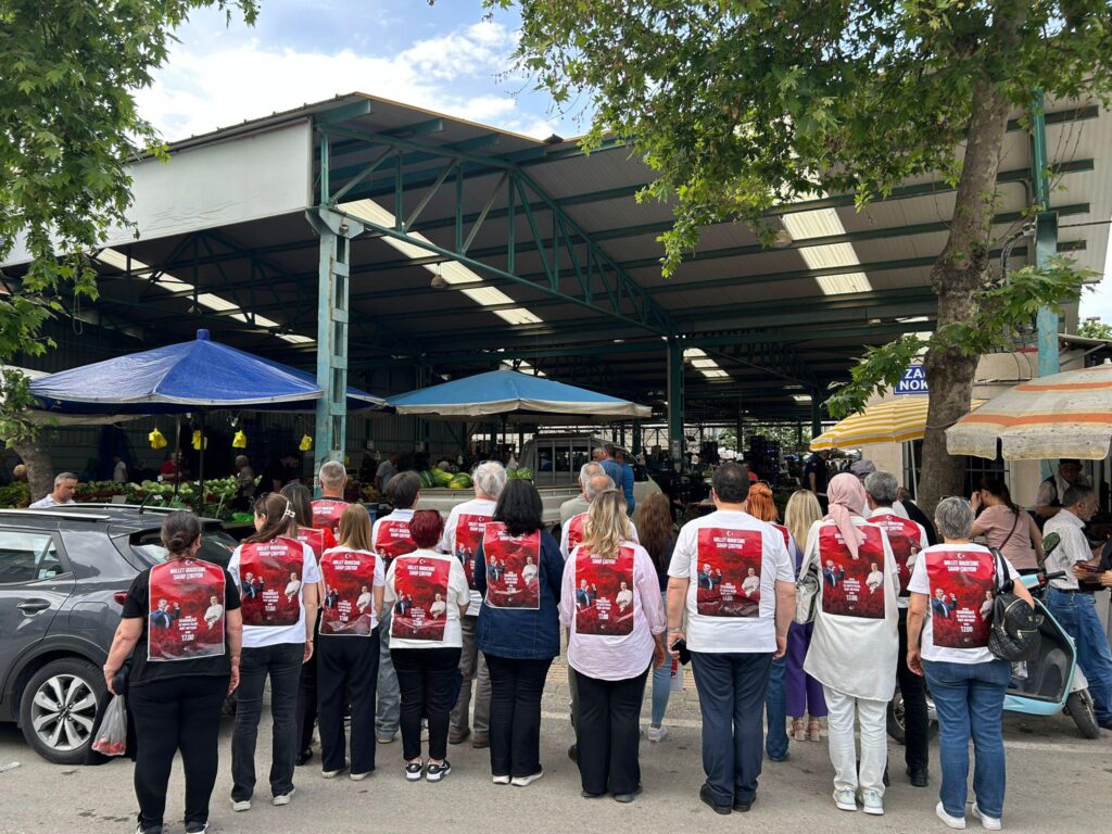 TMSF’nin Billboard Yasağına Karşı CHP’den Sert Tepki: “Miting Afişini Sırtımıza Yazdık, Halkın Arasındayız!”