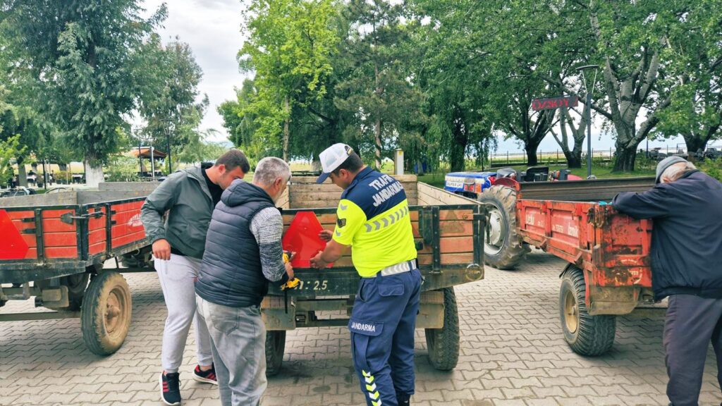 İznik’te Traktör Sürücüleri Bilgilendirildi: Güvenli Tarım İçin Jandarmadan Uygulamalı Eğitim