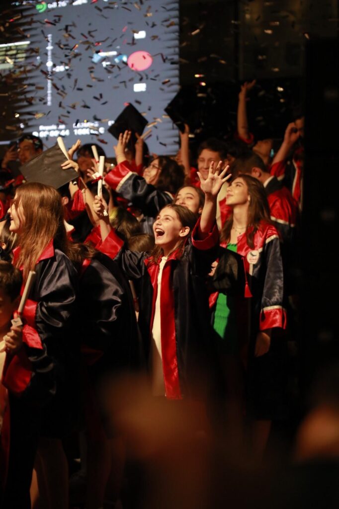 DEVA Partisi İl Başkanı Tayfun Öztürk’ün Kızı Öykü 12 Yaşında: Geleceğin Umudu Parlıyor!