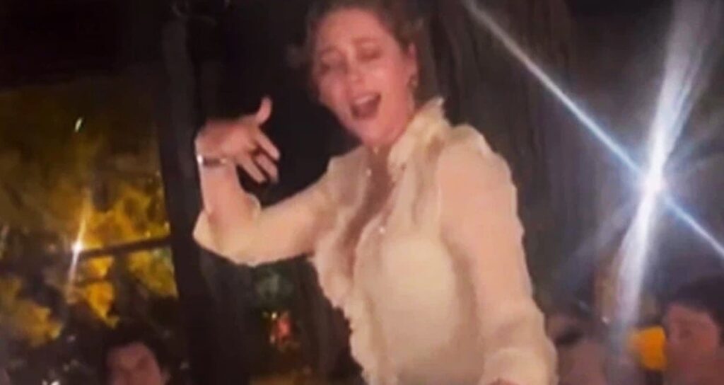 ‘Bahar’ın başrolü Demet Evgar’ın ekip yemeğinde coştuğu anlar olay oldu