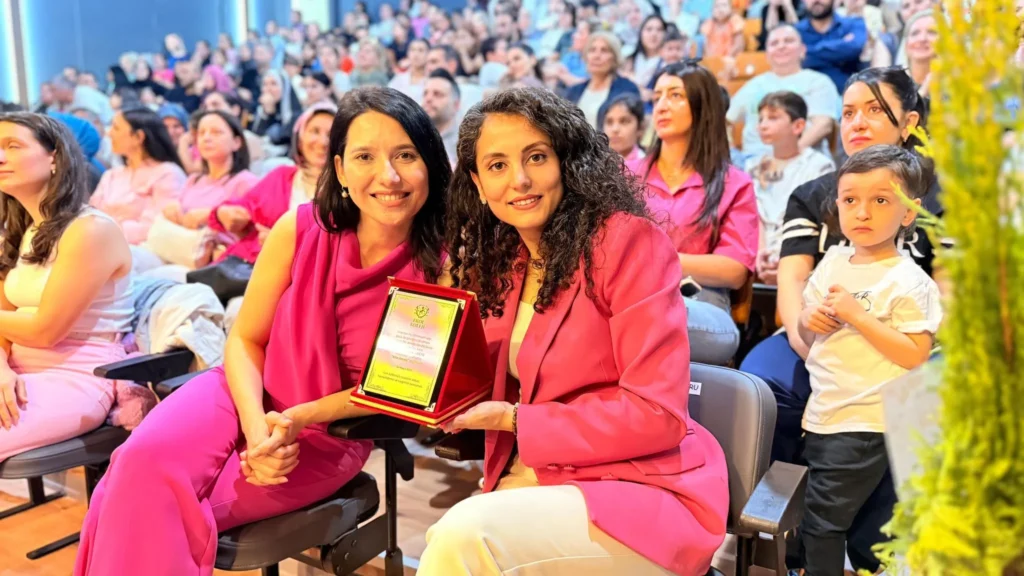 Ekol Koleji’nden Anlamlı Anneler Günü Kutlaması: “Senin Kalbin Benim İlk Evim”