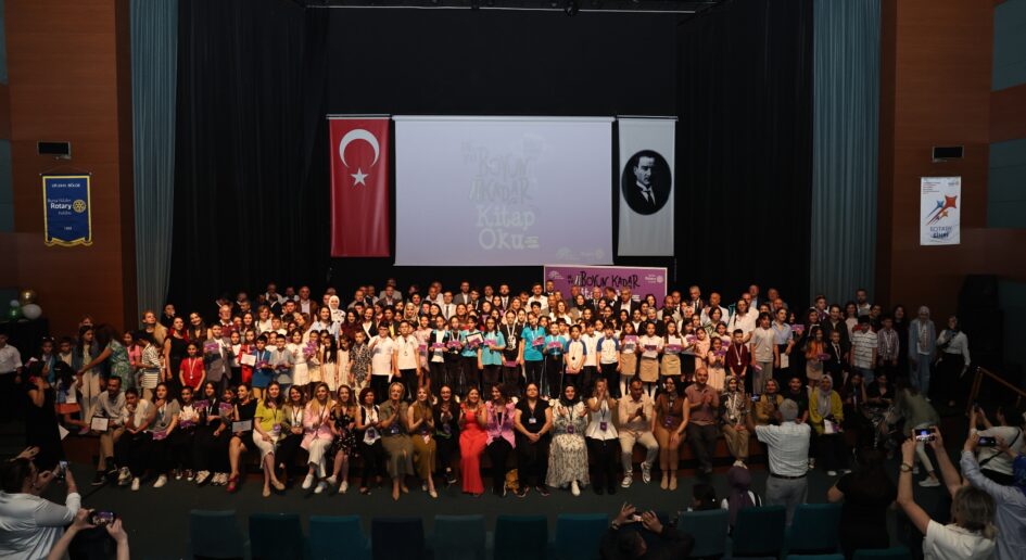 Boyları kadar kitap okudular, ödülleri kaptılar