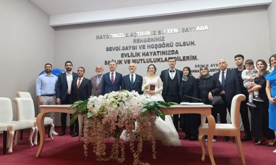 Bursa Siyasetinin Tanıdık Yüzü Gökhan Gerçek’in Mutlu Günü: Kızı Ayşe Büşra Gerçek Dünyaevine Girdi