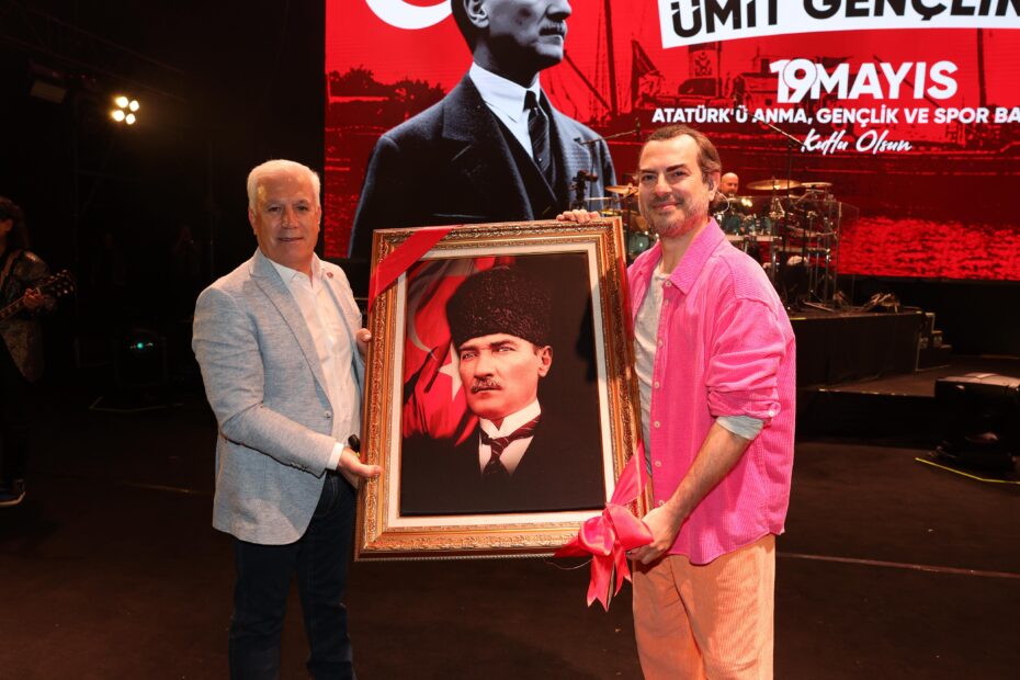 Bursa’da 19 Mayıs coşkusu ‘Mor ve Ötesi’ ile zirve yaptı