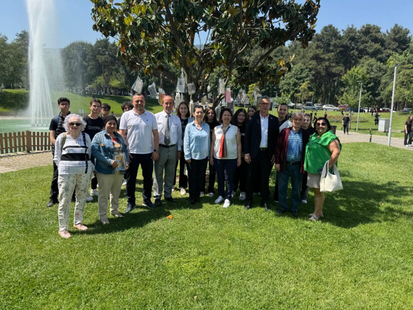 Bursa’da ağaçlar ‘kitap’ açtı