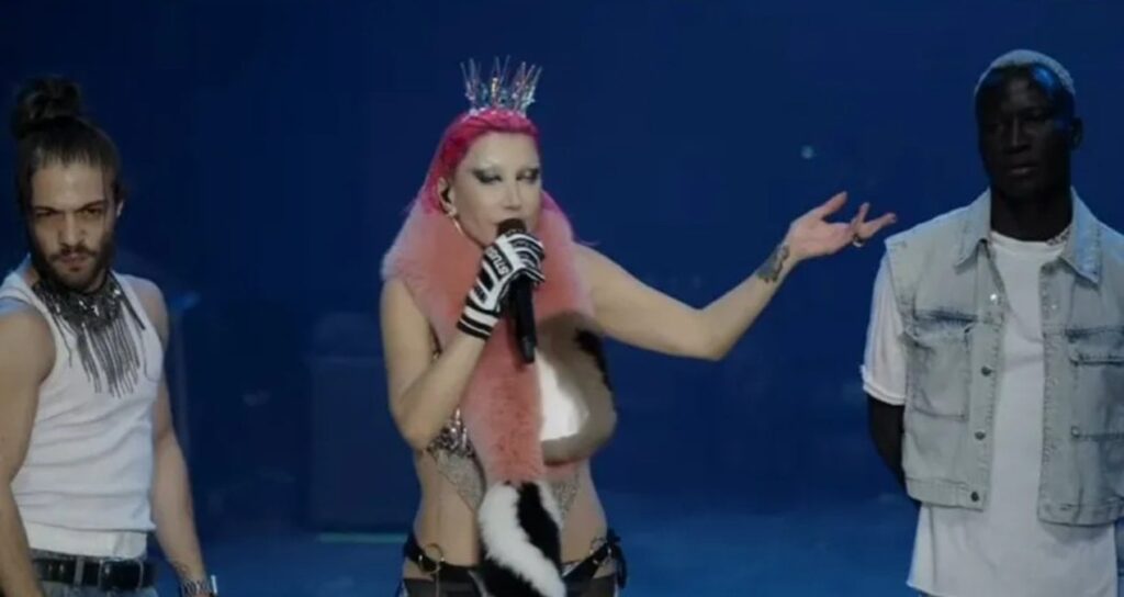 Hande Yener’den konsere damga vuran sözler