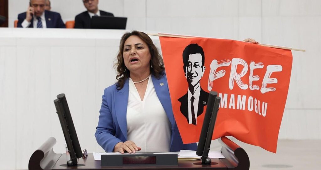 Meclis kürsüsünde Free İmamoğlu pankartı